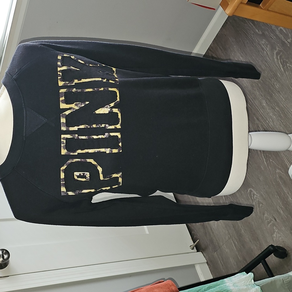 Womens VS PINK crew neck sweatshirt. Cheetah and black sz Small